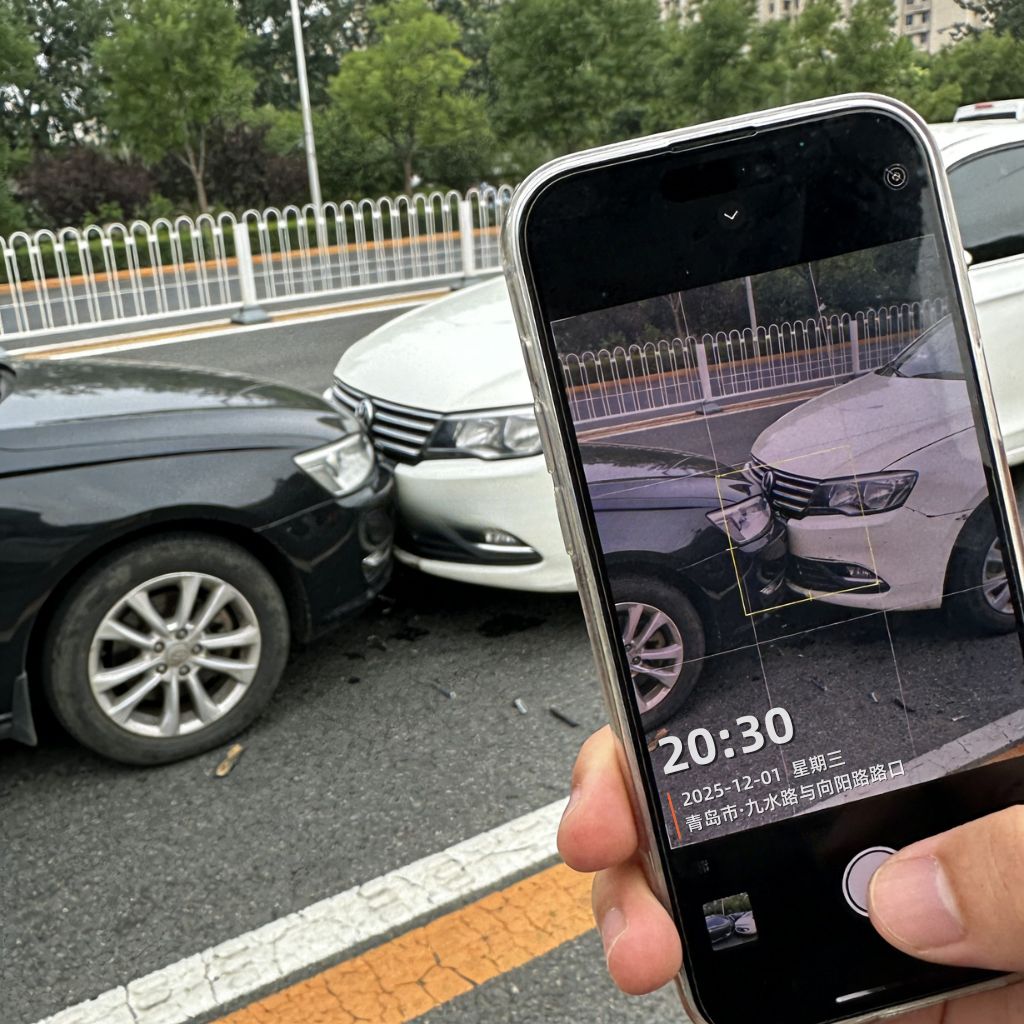 交通事故现场拍照记录示例，水印相机自动生成时间地点水印