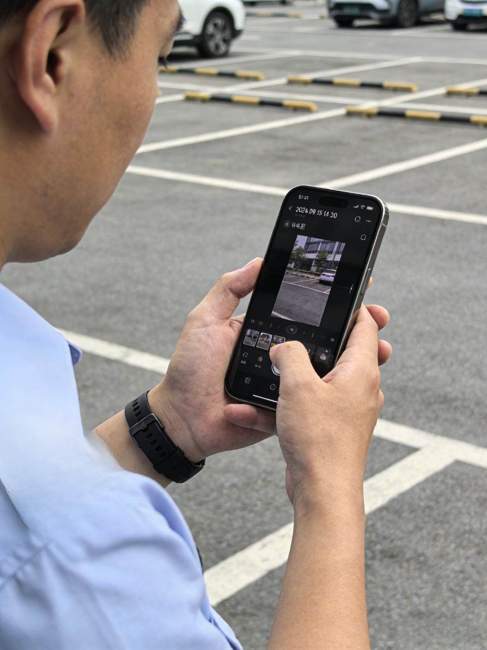 员工手机上整理工作照片,手动标注时间和地点